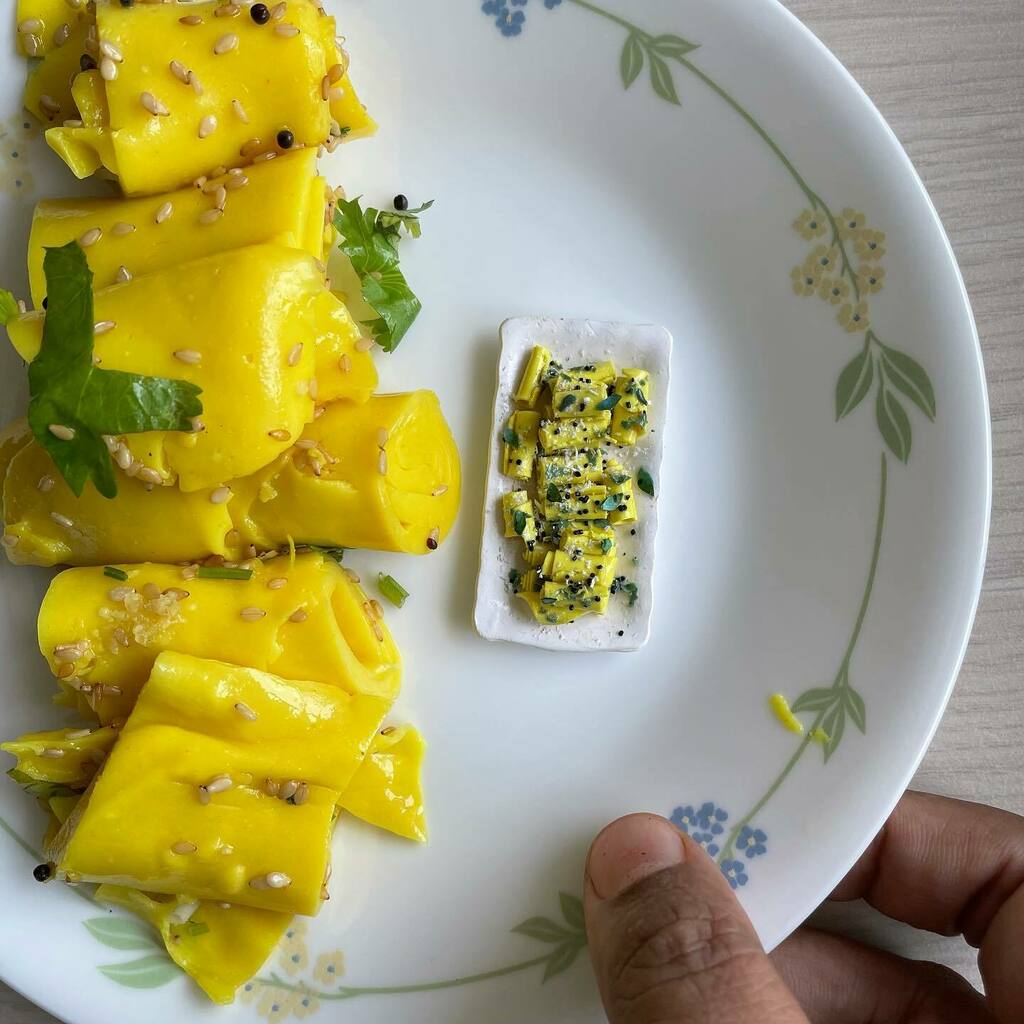 ssmallidea's tweet photo. My fav Gujarati Farsan- Khandvi
#smallidea #smallideabyshirali #gujaratifood #gujaratifoodie #gujaratifoodlover #gujaratifarsan #gujjufood #khandvi #khandvirolls #miniaturefood #foodminiature #foodmagnets #fakefood #clayfood #minifood #foodphotography #… https://t.co/I4ojmRLk3T https://t.co/VOh2S8nBka