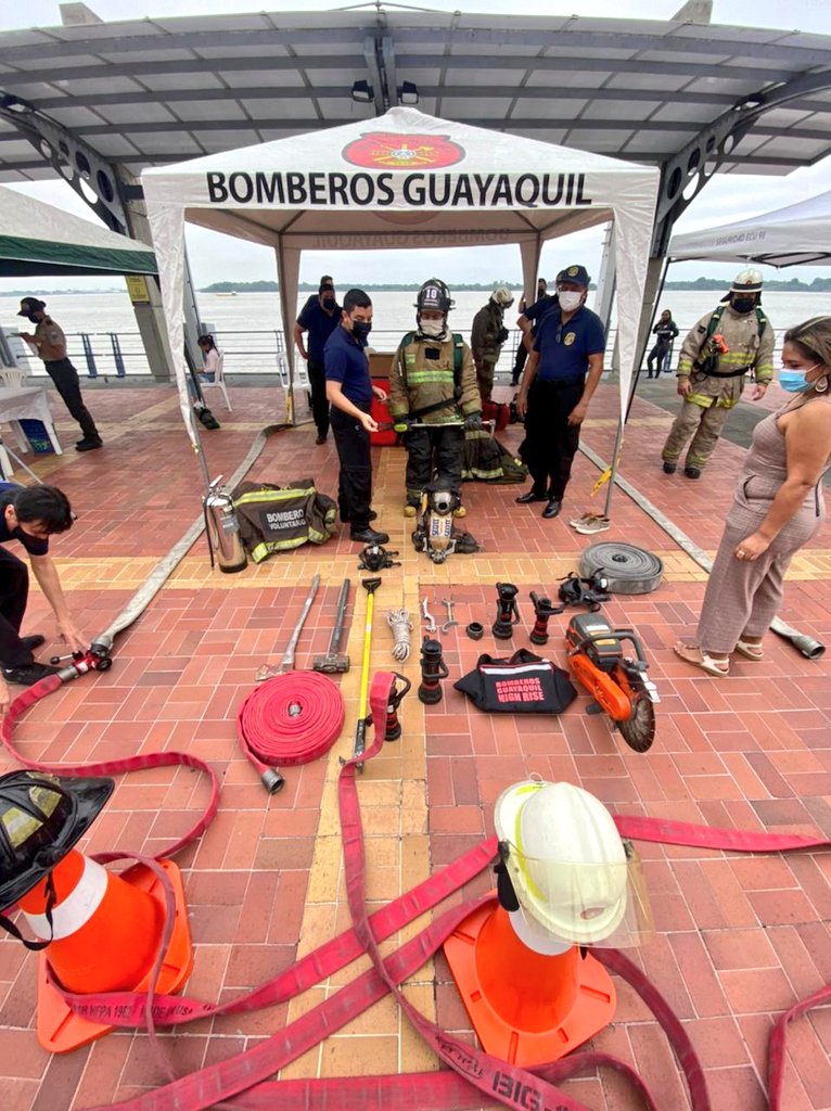 BomberosGYE's tweet photo. La prevención es tarea de todos, por este motivo constantemente participamos en actividades con la comunidad. En esta ocasión, compartimos sobre nuestra labor y qué hacer ante una emergencia en la Feria de Seguridad Ciudadana organizada por la Policía Nacional, en el Malecón 2000 https://t.co/RvgeZ7NsAC