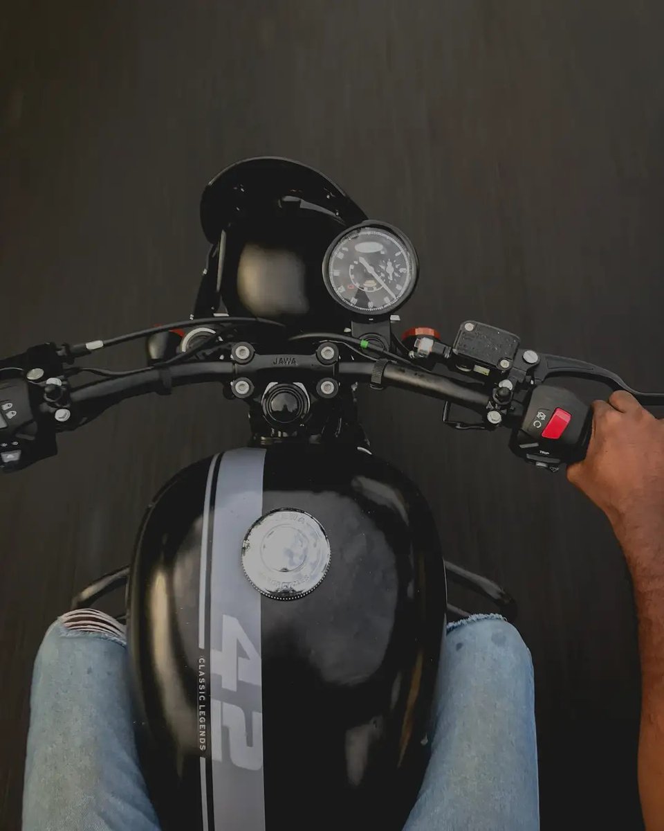 jawamotorcycles's tweet photo. Solitude atop the tarmac. Sahad (On Instagram: sahad__sulaiman) shares a moment with his Jawa 42 Sports Stripes AllStar Black, as they ride in solidarity to wherever the roads might  take them.

#JawaMotorcycles #Jawa42 #42AllStarBlack #JawaRiders https://t.co/zvhZE0WpDM