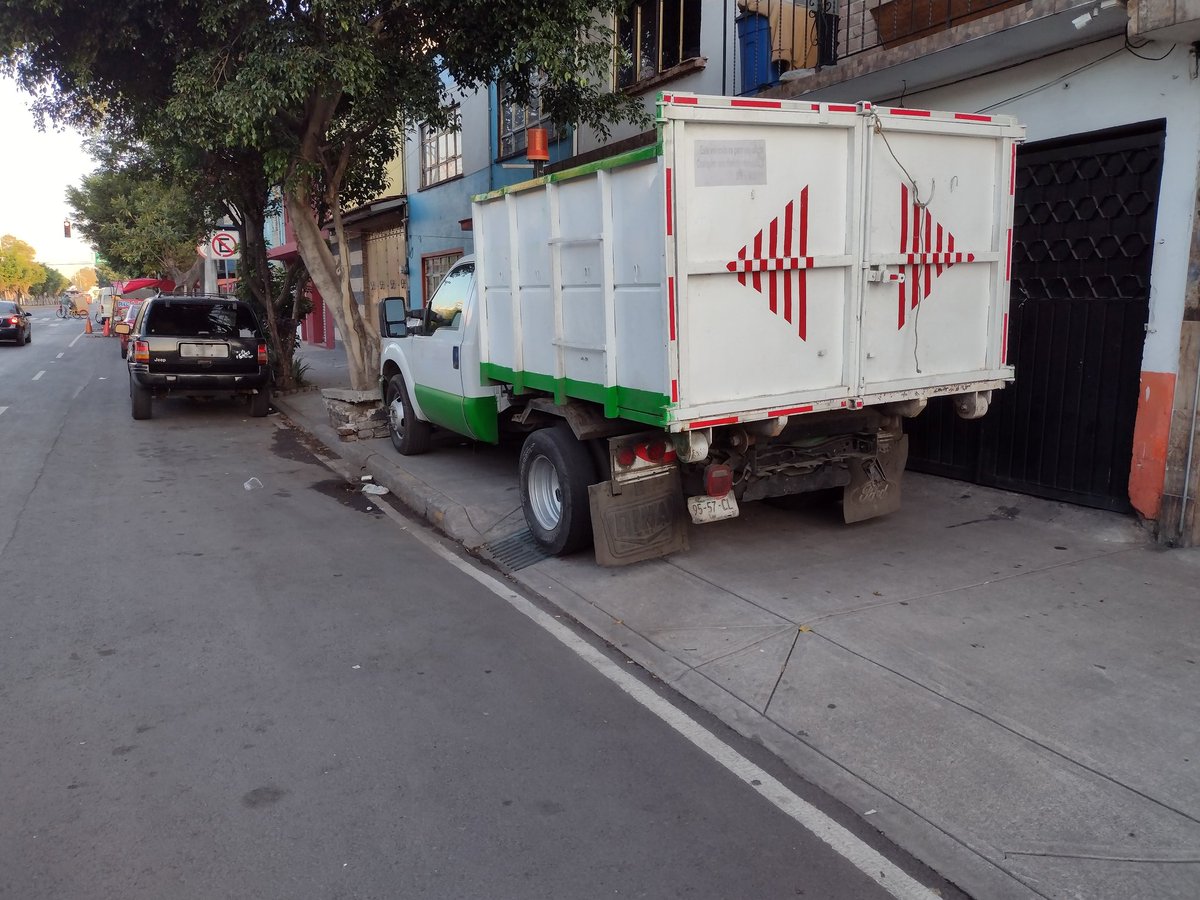 efahefah24's tweet photo. @OVIALCDMX buenos días 
Mis servidores públicos respetando la ley como debe de ser, :), pido apoyo de tránsito en av. Canal de Tezontle 122, entre periférico y ote 259, a media cuadra del metrobus CCH oriente. 
Gracias buen día . https://t.co/gW0n6xHK6T