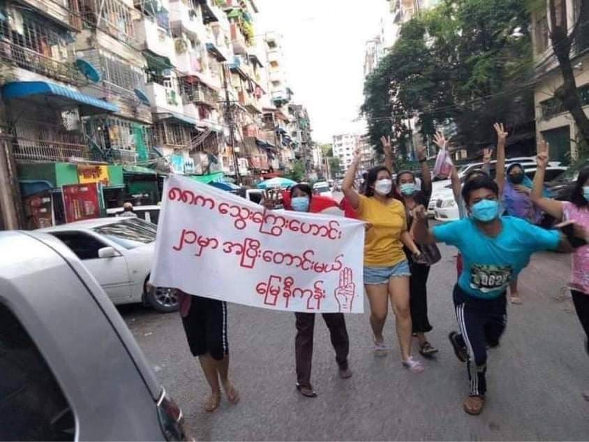 flickneo's tweet photo. On 33rd Anniversary of 8888 uprising, youths from Myay Ni Gone, Yangon staged protest against military dictatorship on streets. 8888 UPRISING IN 2021 #8FingersStrike #WhatsHappeningInMyanmar #Aug8Coup https://t.co/uY959z9e7d