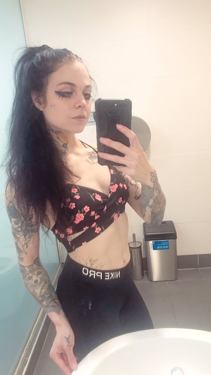 GlamourG0th's tweet photo. How pathetic that you think this perfect view comes free? Send 20 to £GLAMG0TH, or small wallets can subscribe and simp over at https://t.co/A4WJtwOnd3 .  While you’re at it, you can beg me to be my newest sissy plaything. I’m bored today 💅🏻 https://t.co/anFRJWrGHW