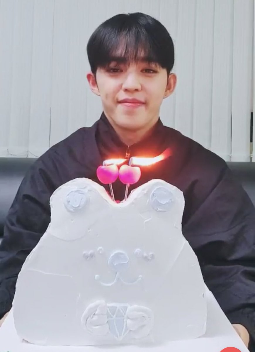 zhuxuanb's tweet photo. Guess, who has a very happy day! https://t.co/Fk7a3iQEbh