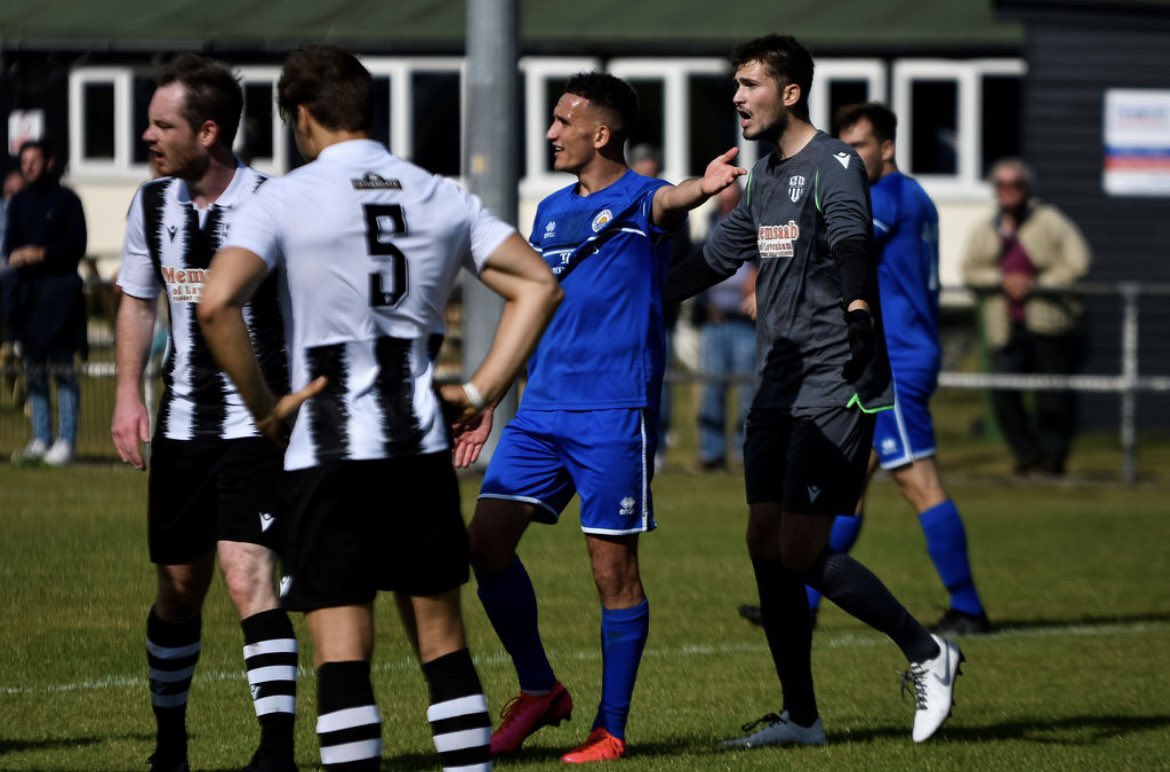 Ross_Waugh's tweet photo. Good to be back ⚪️⚫️⚽️ https://t.co/mehWHkHBhW
