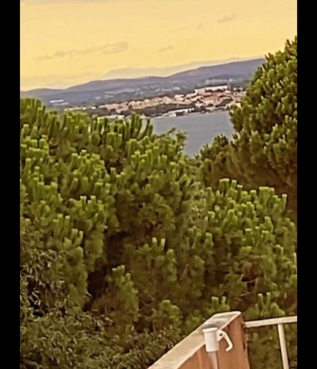 Salut la communauté @Twitter
Besoin de vous afin de savoir où sont mes enfants sachant que leur mère est parti avec eux sans me prévenir et sans me dire où elle était. 
Si quelqu'un peut m'aider, connaissez vous ou a été prise la dernière photo qu'elle a postée :