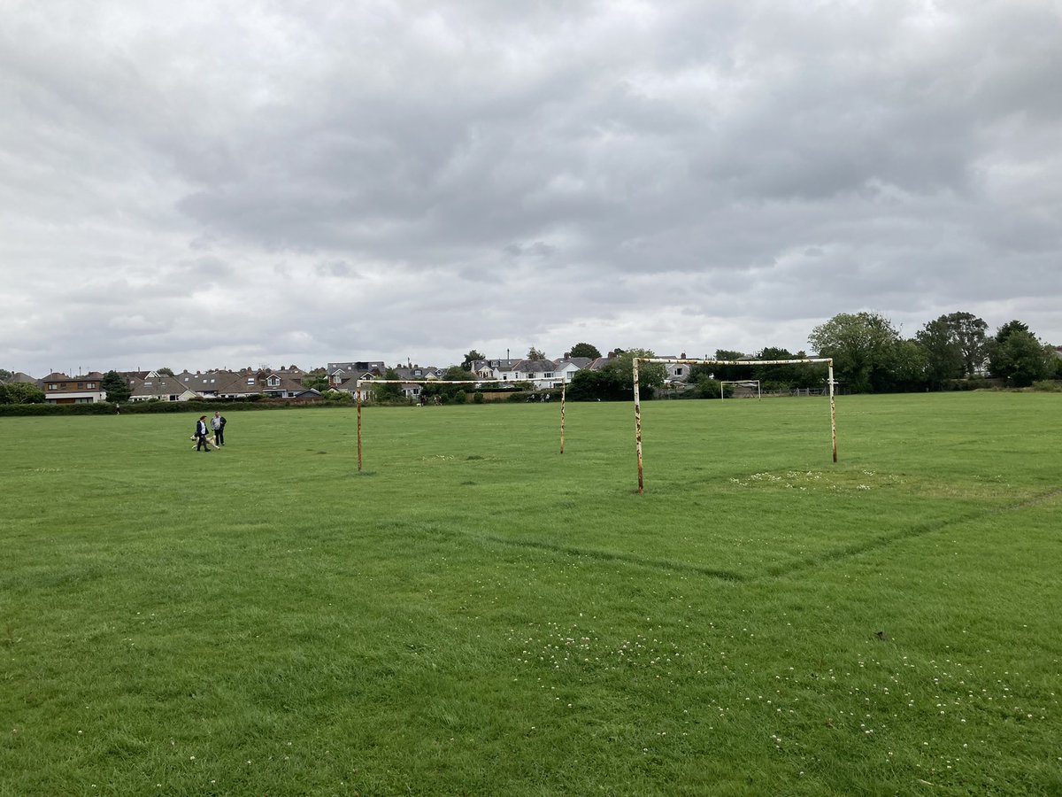 Caradoc33's tweet photo. Would it have been asking too much to paint be posts before reerecting them? @JayneCowan @cardiffcouncil #quickquery #eyesore https://t.co/tl3dRdWWoS
