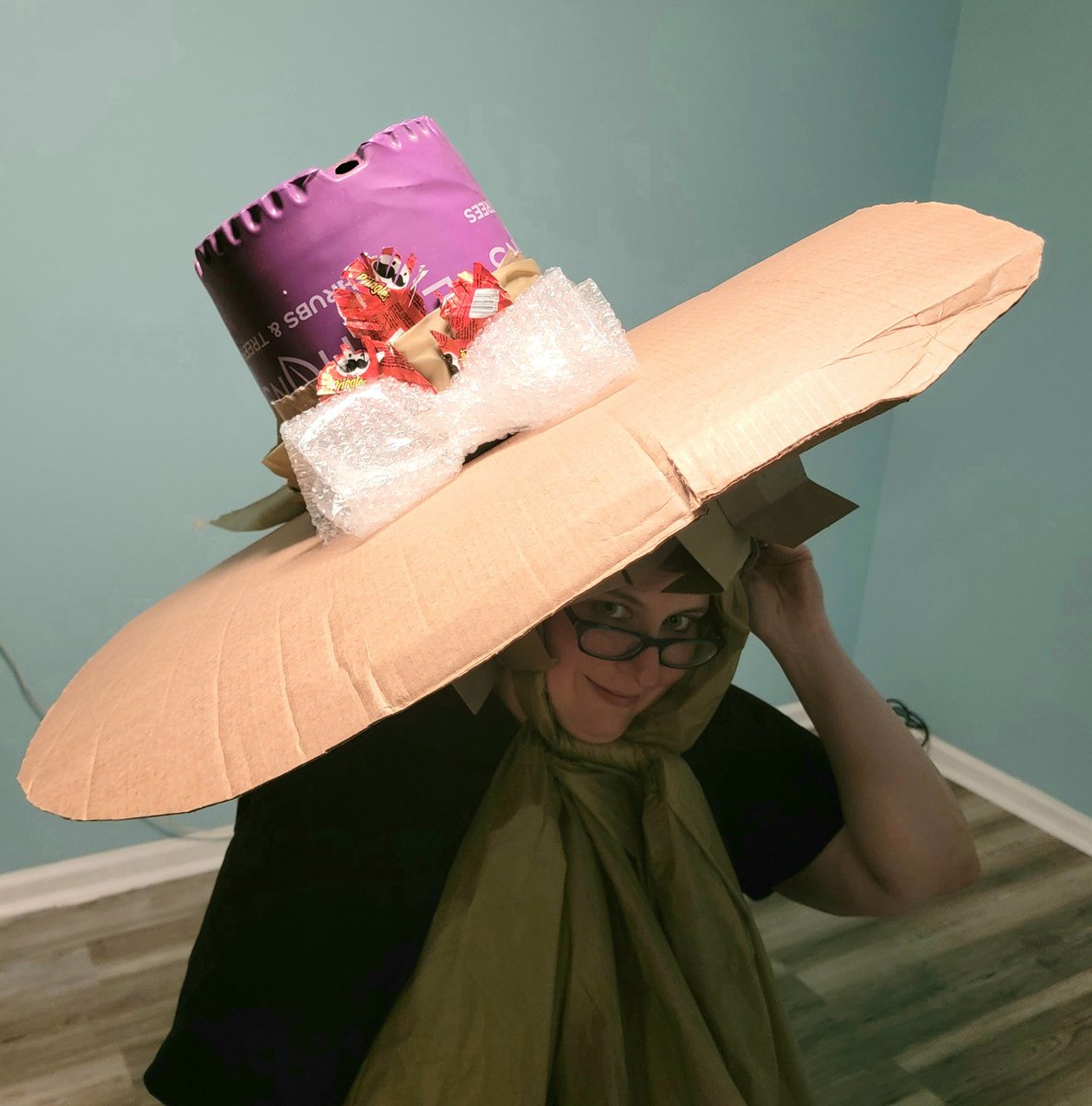 BeebsJoy's tweet photo. #GISH #item160 why do I always end up wearing something on my head during GISH? https://t.co/tgFWZxpfaT