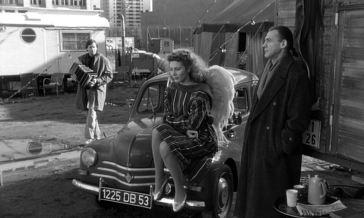 SubstantivoP's tweet photo. Domingo com comentário em vídeo de @MilenaAzevedo sobre "Asas do Desejo", de Wim Wenders, traduzido no Brasil com o curioso titulo “Asas do Desejo” (o original é Der Himmel über Berlin, que significa Um Céu Sobre Berlim). 

https://t.co/ZtYGDqRtfA

#wimwenders #cinemaalemão https://t.co/hUG18vvAkI