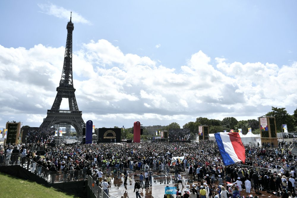 тур в париж 2024. роландова башня в париже. зимний париж лувр. париж 2021. тур в париж 2024.