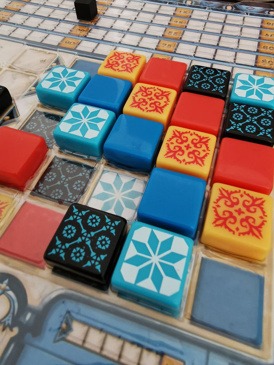 Oxymo_Rhon's tweet photo. Siguiendo la agradable costumbre de sacar algún #JuegoDeMesa cada sábado, ayer le dimos unas partidillas al #AzulBoardgame, y quedó estrenado el tapete de #CrazyTaco, que me apetecía aprender a jugarlo (todo lo que sea dados... ❤️) https://t.co/3ZqTRsceCz