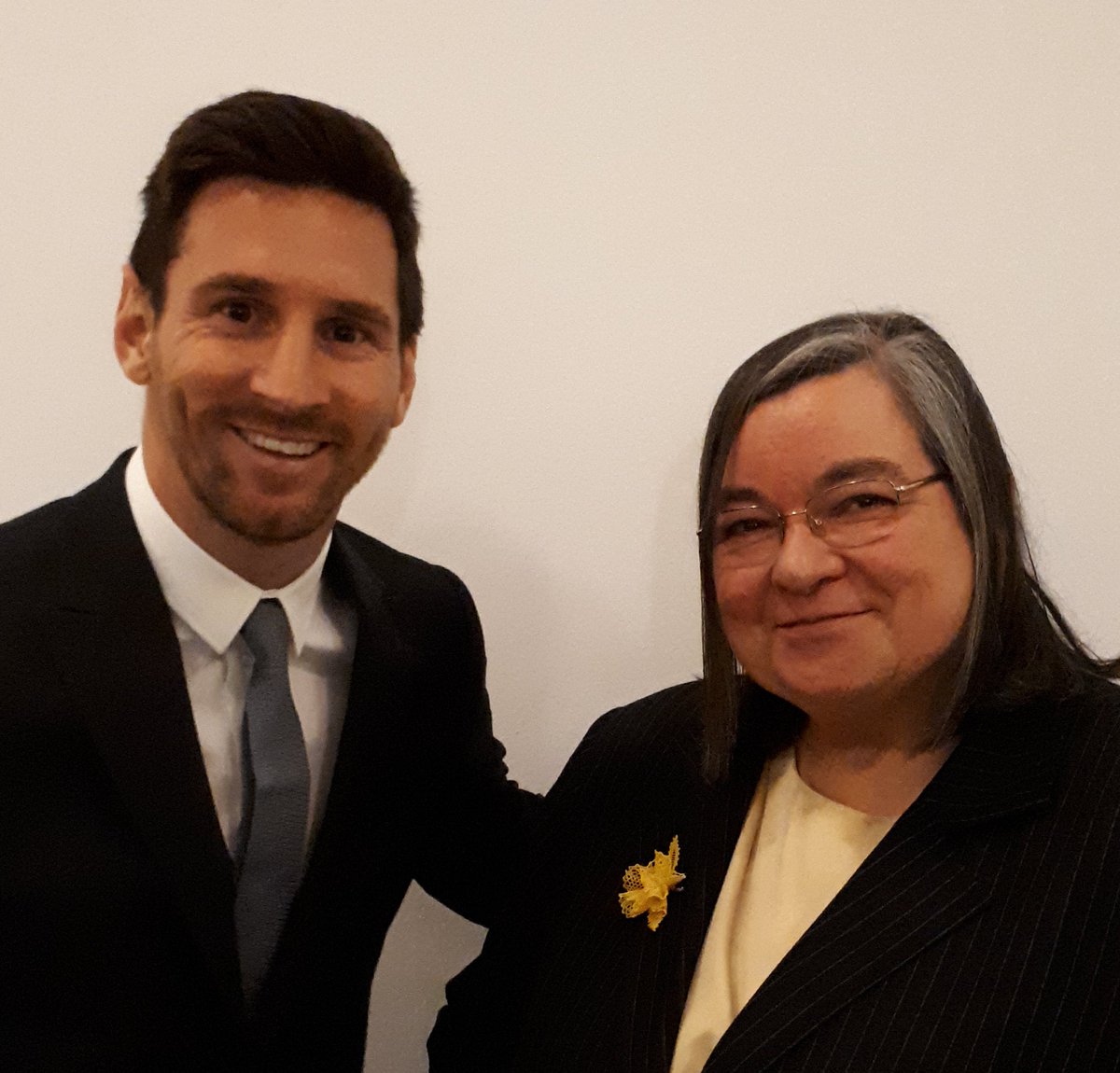 CarmeJunyent's tweet photo. Jo no he vist mai un partit del Barça, però amb Messi comparteixo una cosa important. Com tots els que l'estimeu, li desitjo molta sort. https://t.co/sqfblDjnaS