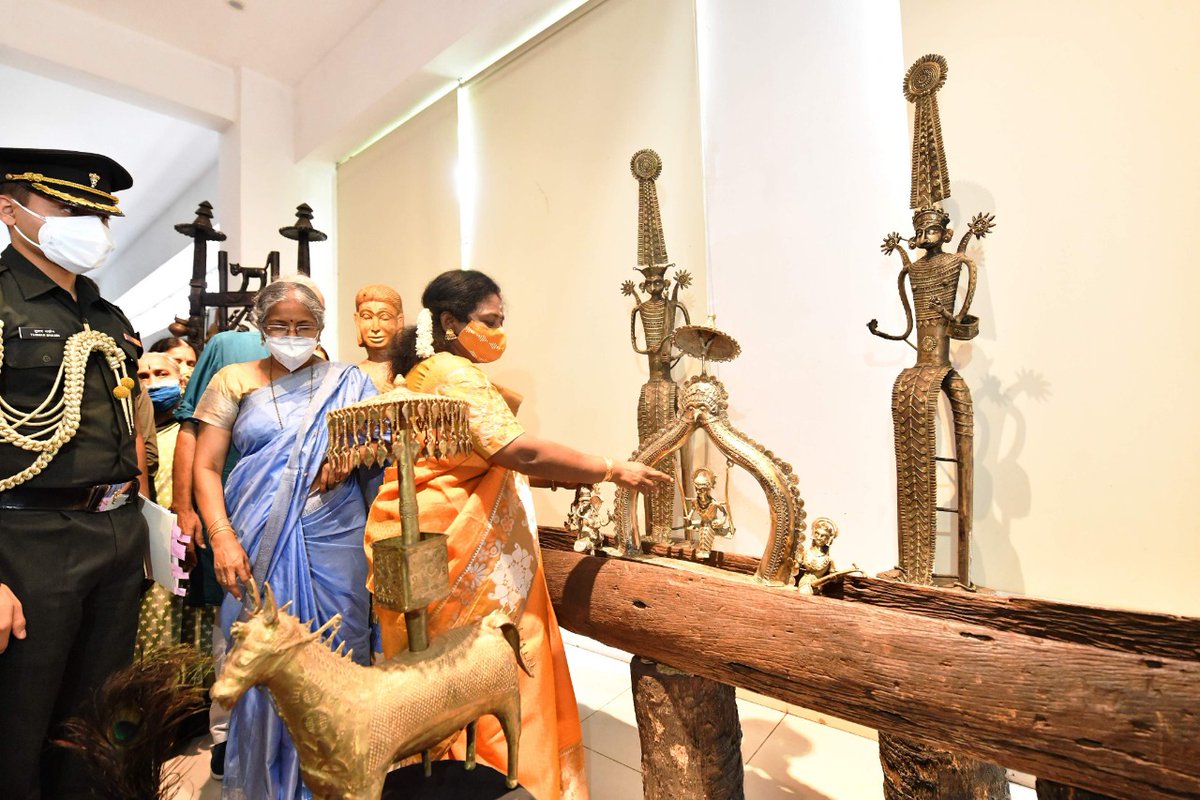 DrTamilisai4BJP's tweet photo. Visited the Ethnic Art Exhibition at State Art Gallery in #Hyderabad today.
Tribal Ethnic Arts and Artefacts are the greatest treasure of our country. 
Highlighted the need &amp; importance of preserving &amp; protecting the rich traditional heritage of our ethnic tribal art and culture. https://t.co/6OjDpLZiWo
