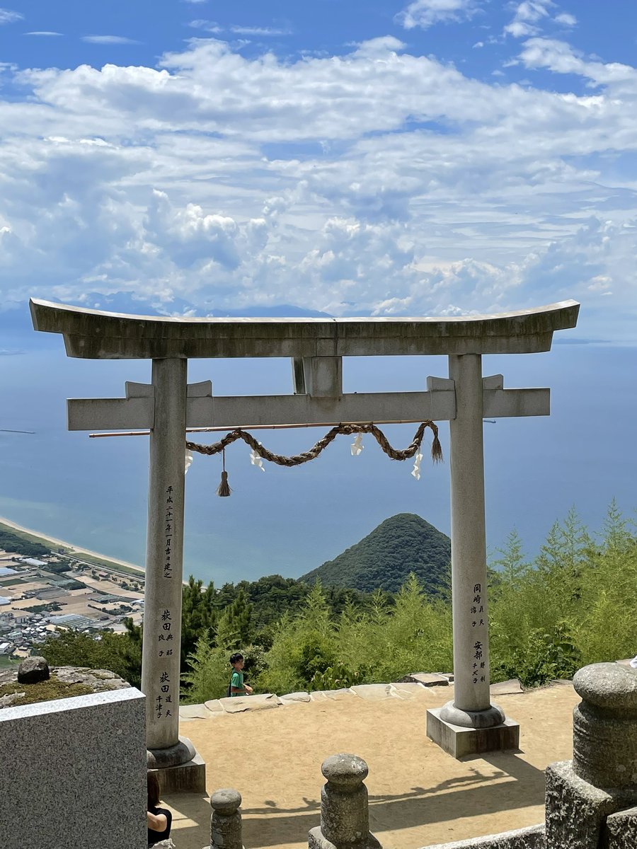 たえ على تويتر 今日 天空の鳥居で有名な 香川の高屋神社へ行ってきました と 当たると有名な 宝くじ屋さんで宝くじ買って うどん食べて 帰リ道でリパプールを見つけたよ 高屋神社 天空の鳥居 リパプールから遠く離れて