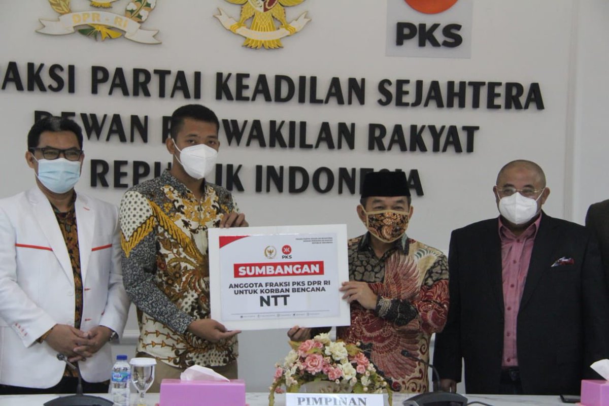 PKS serahkan bantuan kemanusiaan untuk korban gempa tanpa melihat suku dan Agama,
#FPKSPotongGajiLagi