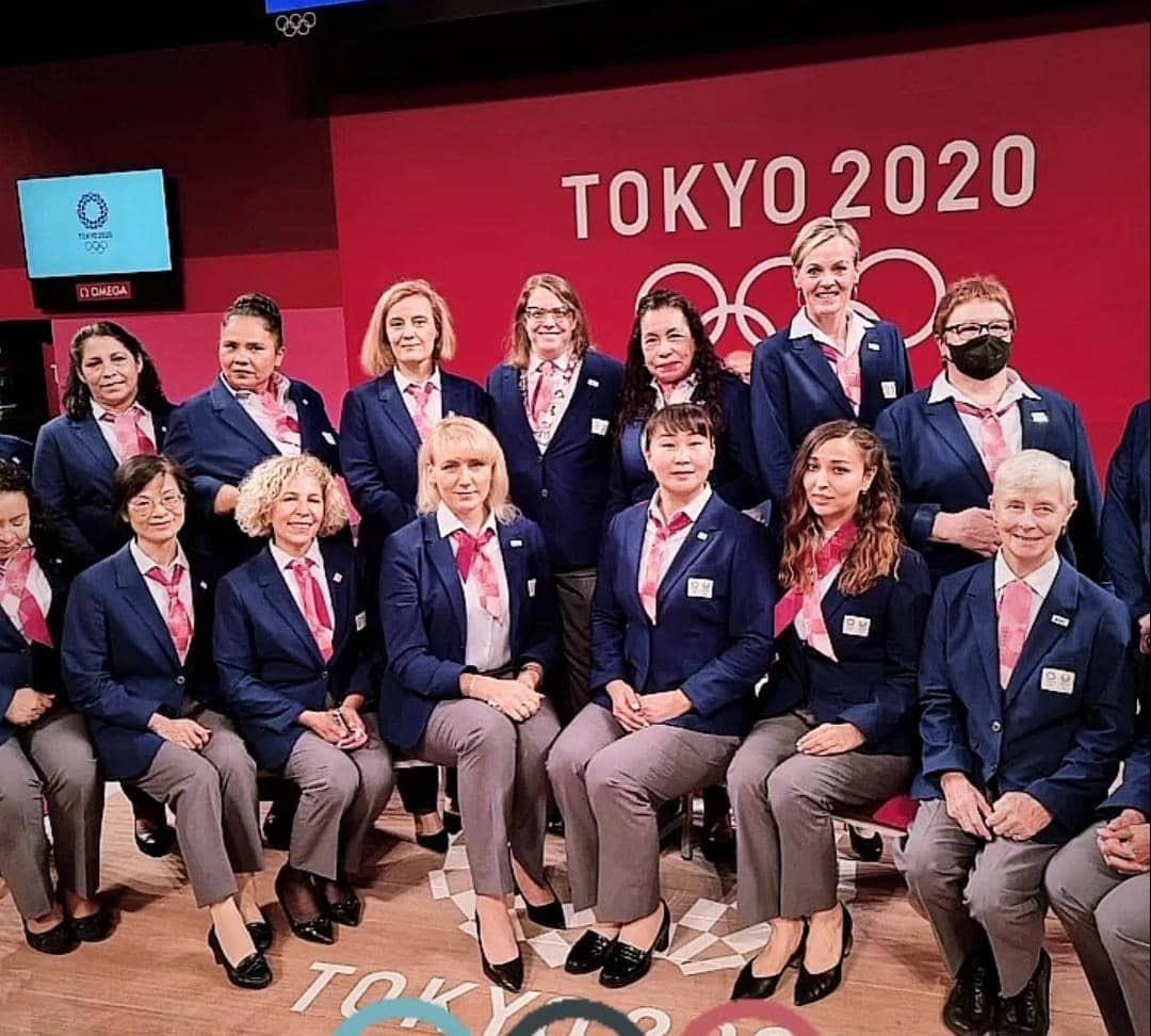 MariRiquelme's tweet photo. Una árbitro venezolana, la profesora Doris Marrero, estuvo presente en #Tokyo2020 

Ella es la única persona del país que ha tenido el privilegio de ser juez en las pesas de los #JuegosOlimpicos, debutó en #Río2016. https://t.co/mzSvEkOmsO