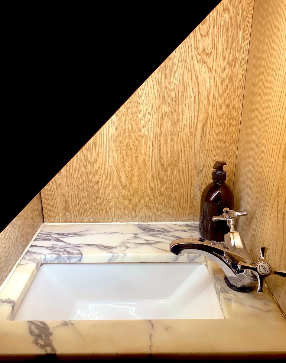 Oh… what’s this? 

Yeah, back doing the important work. It’s like I never stopped eh?

Anyway, a lovely little hand wash nook

Fill level: 4/5
Fanciness: 2/5
Viscosity: 3.5/5
Overall: 3/5

It’s nice to be doing what I love again