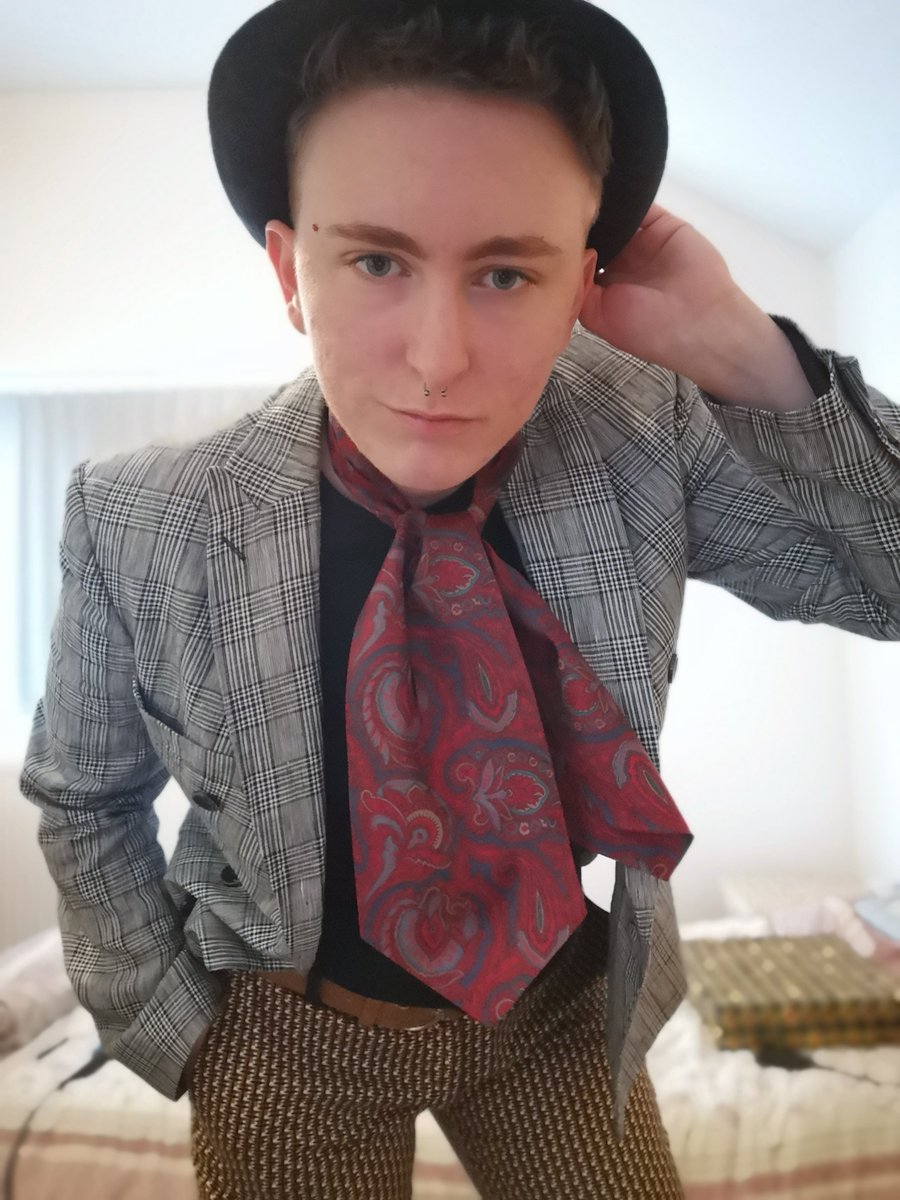 Solarisdrag's tweet image. Performing at the Village Inn Brum later. Come watch me debut my new King act 👑🎩📻🎶 Show starts at 10pm 🎥

#dragking #drag