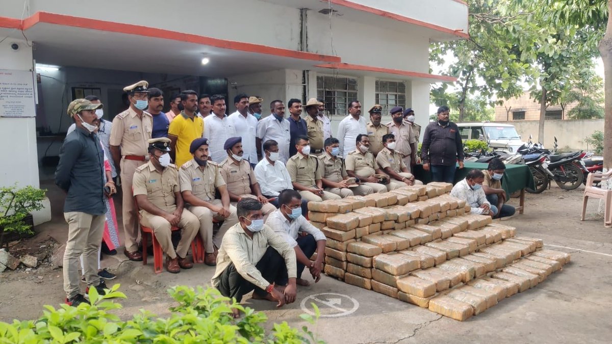 Bidar_Police's tweet photo. ಇಂದು ಔರಾದ್ ತಾಲ್ಲೂಕಿನ ಸಂತಪುರ ಪೊಲೀಸ್ ಠಾಣಾ ವ್ಯಾಪ್ತಿಯ ವಡಗಾವ ಗ್ರಾಮದ ಬಳಿ ಟೆಂಪೋ ವಾಹನದಲ್ಲಿ ಅಕ್ರಮವಾಗಿ ಗಾಂಜಾ ಸಾಗಾಟ ಮಾಡುತ್ತಿದ್ದ ನಾಲ್ವರು ವ್ಯಕ್ತಿಗಳನ್ನು ಡಿಎಸ್ಪಿ ಭಾಲ್ಕಿ ನೇತೃತ್ವದ ತಂಡ ದಸ್ತಗಿರಿ ಮಾಡಿ 592kg ಗಾಂಜಾ ಜಪ್ತಿ ಮಾಡಿರುತ್ತಾರೆ @IgpNer @PratapReddyC @DgpKarnataka https://t.co/iBdnvtqZSV