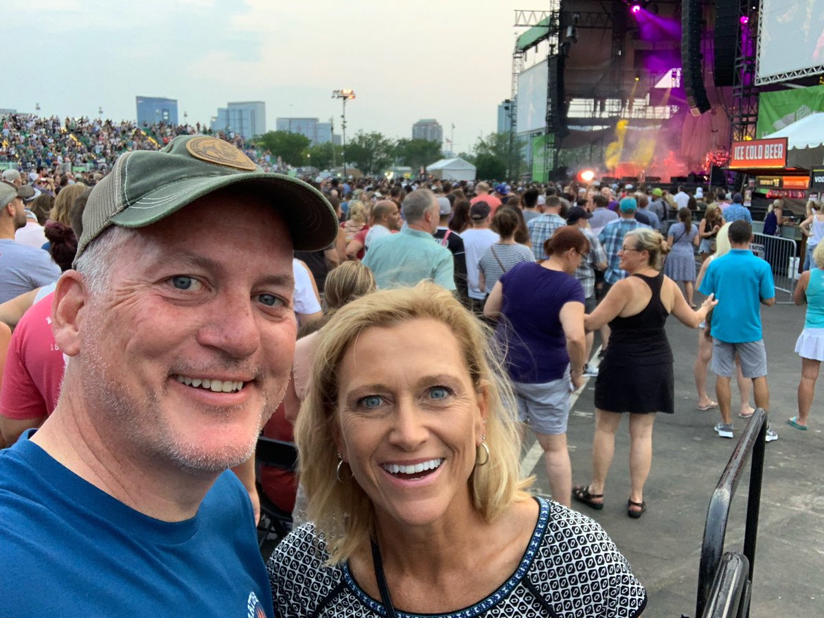icemiser's tweet photo. Unexpected 2nd night! @DMBGorgeCrew @DMB_Fam @dmblive 🙇‍♀️1🍫🌎!       🚶‍♀️🍻🗣😳🎫🤯😭🚴🚴…⏱!!💕🎶🥰🙌🏻💃 #SMF!  @rogerfederer 🤷‍♀️💕🐐 https://t.co/3NNCRCThAh