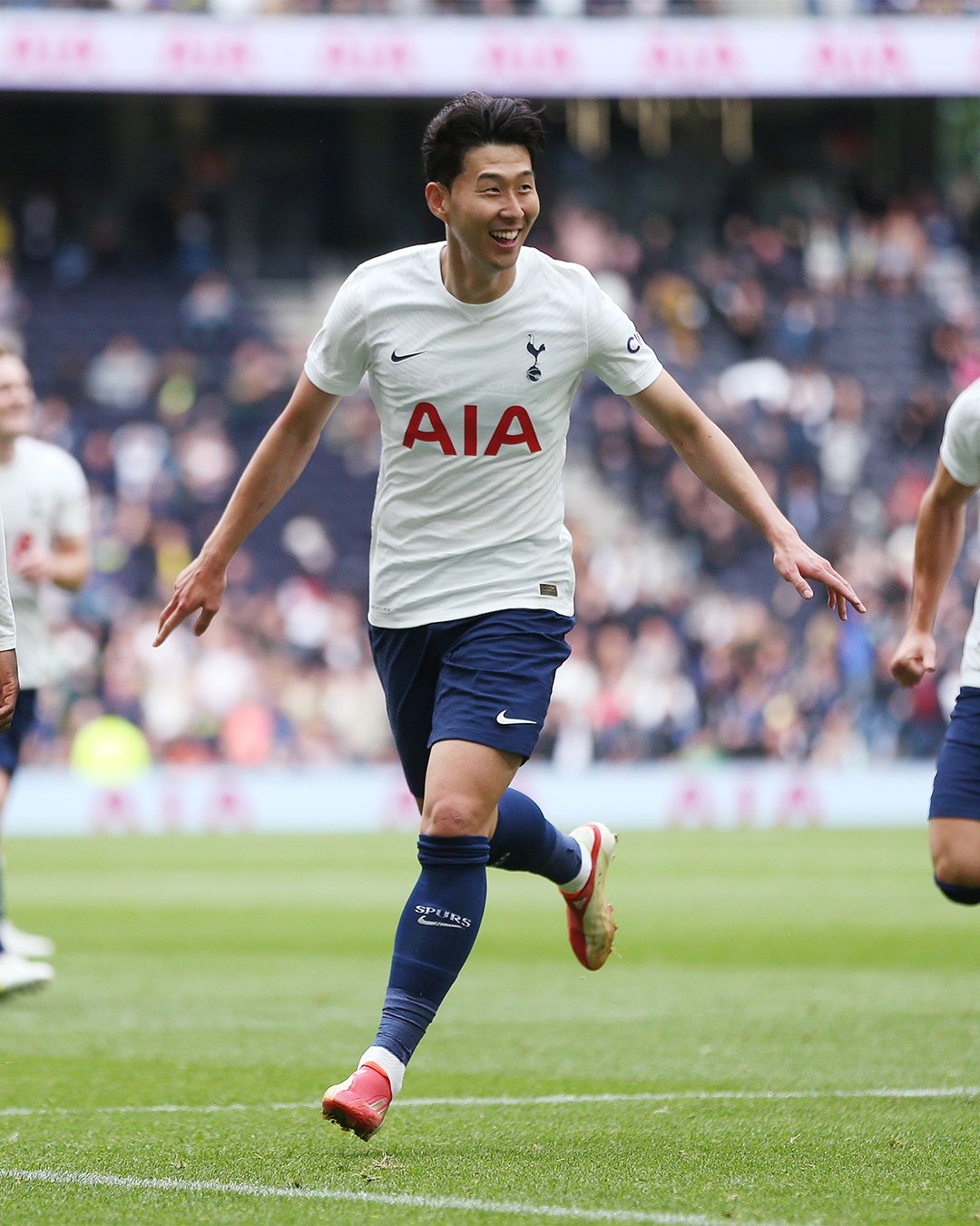 Heung-Min Son celebrates for Tottenham!