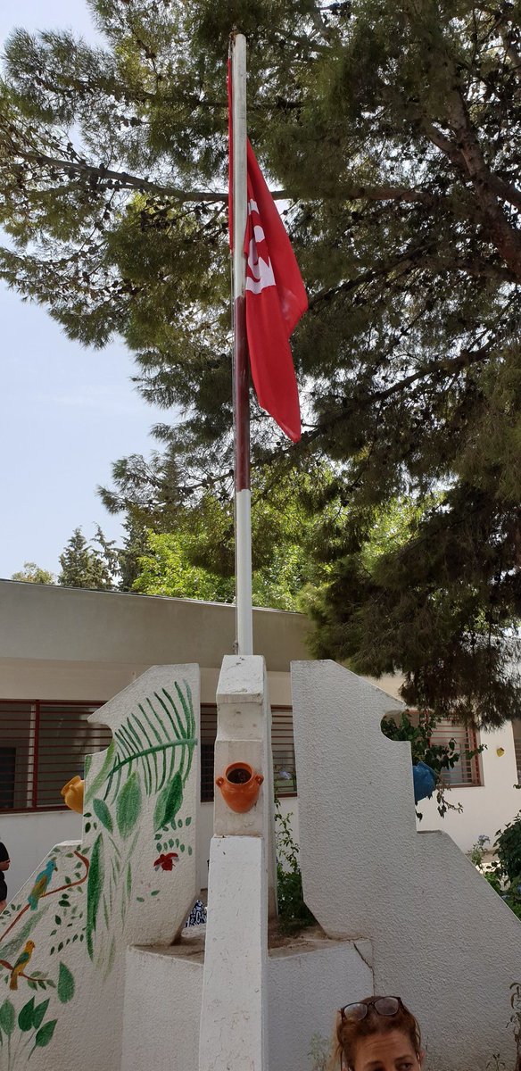 قامت جمعية بالتونسي اليوم بعمل تطوعي تمثل في توزيع قوارير من الماء المبرد على عدد من المواطنين و الإطارات الطبية و المتطوعين من المجتمع المدني و ذلك  بمركز التلقيح بمعهد فرج الشاذلي بأريانة.