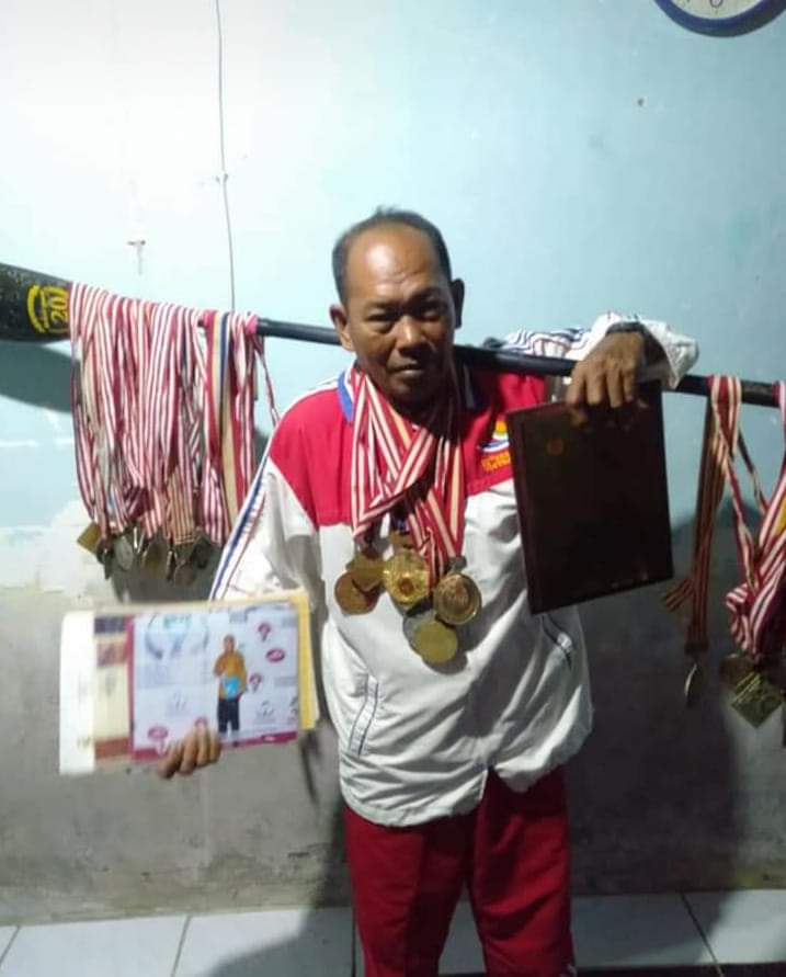 Yang kurang diperhatikan

Sederet medali emas, perak, perunggu baik tingkat nasional maupun tingkat internasional dr cabang olahraga dayung yg didapatkan oleh Abdul Razak, atlet dayung Indonesia asal Wakatobi. Setelah pensiun, kini ia menjadi nelayan dgn perahu sederhana.