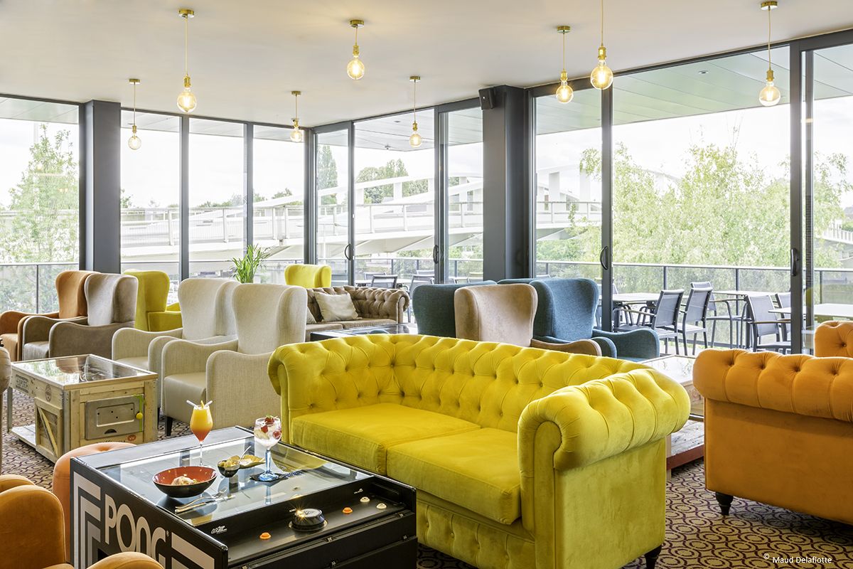 Vibrant and modern. That's just the beginning of how we would describe the Aiden by Best Western @ T'Aim Hotel. ✨ Here business feels like pleasure, and vacations feel like the ultimate pampering session. 😎🧳 📍: Aiden By Bestwestern T'Aim Hôtel