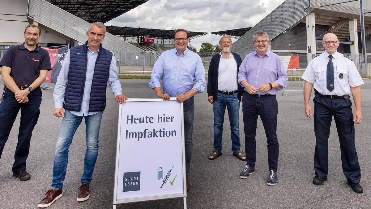 Essener Chancen (@essenerchancen) on Twitter photo 🙌 Stark! Im Vorfeld des Testduells gegen den <a href="/SCVerl/">Sportclub Verl</a> hatten Rot-Weisse die Chance, sich gegen das Corona-Virus impfen zu lassen. Zum Spiel gegen <a href="/fortuna_koeln/">Fortuna Köln</a> (29. August) wird die Aktion wiederholt.
Weitere Infos gibt's hier 👉 bit.ly/3lEWLzz
#FürEssen <a href="/Essen_Ruhr/">Stadt Essen</a> 🙌 Stark! Im Vorfeld des Testduells gegen den <a href="/SCVerl/">Sportclub Verl</a> hatten Rot-Weisse die Chance, sich gegen das Corona-Virus impfen zu lassen. Zum Spiel gegen <a href="/fortuna_koeln/">Fortuna Köln</a> (29. August) wird die Aktion wiederholt.
Weitere Infos gibt's hier 👉 bit.ly/3lEWLzz
#FürEssen <a href="/Essen_Ruhr/">Stadt Essen</a>