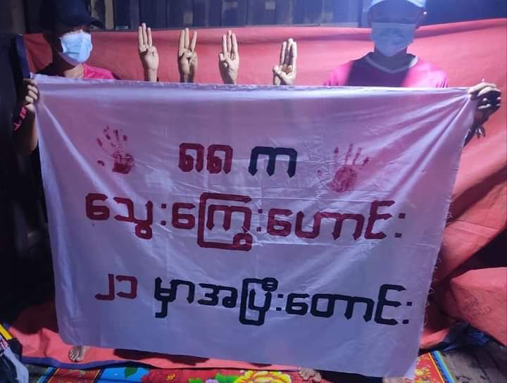 maymieag's tweet photo. Ppl from #Thayet_Chaung, #Dawei staged indoor #8888MemoriStrike and holding banners to overthrow of the Military terrorist.
8888 UPRISING IN 2021
#8FingersStrike #Aug8Coup
#WhatsHappeningInMyanmar https://t.co/k4PoBCTwuq