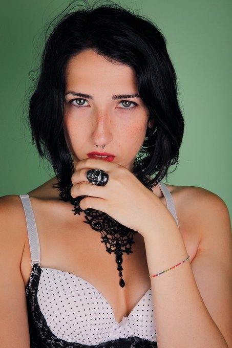 Ciao ragazzi, come state? Stasera ho un incontro per una bella collaborazione. Speriamo bene,  restate