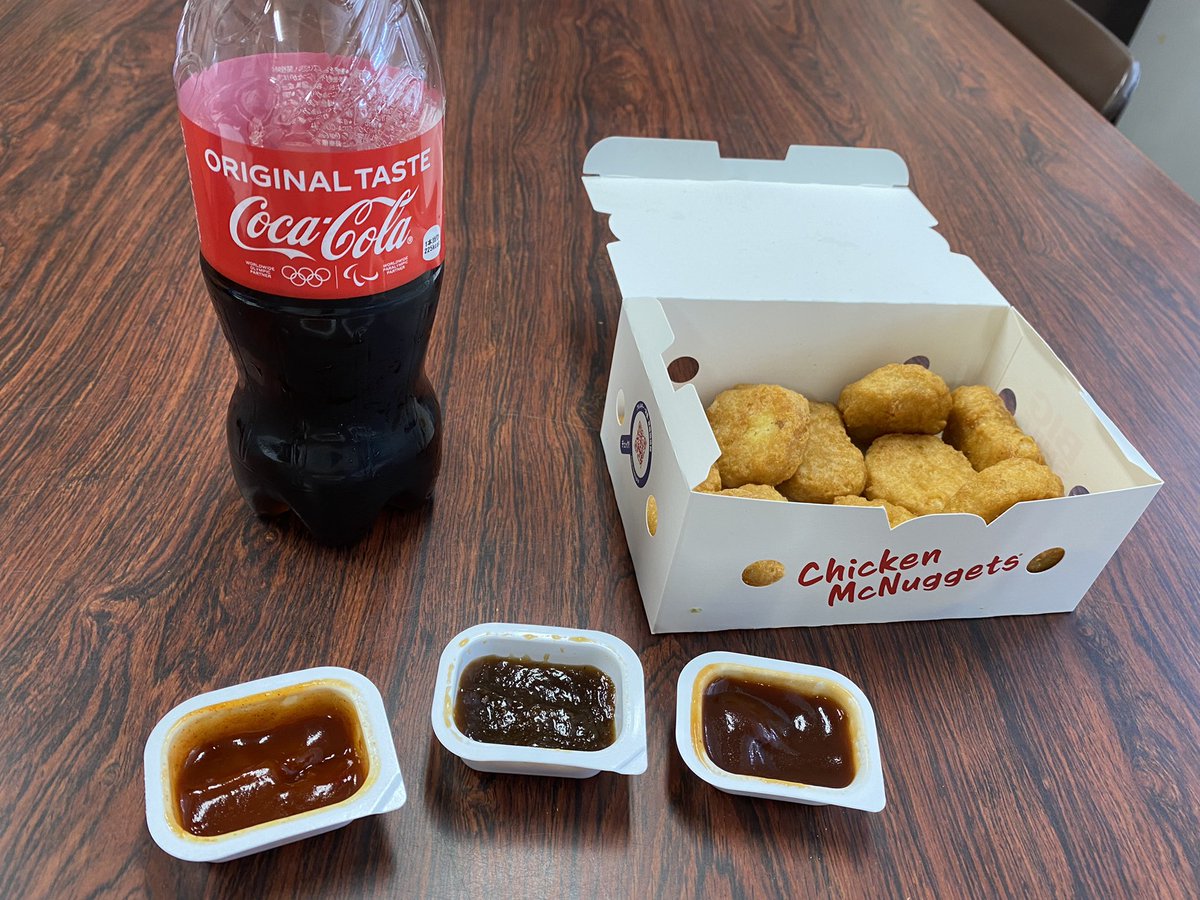Solomon_virtue's tweet photo. @kayamo__ 大学の研究室で先輩たちと食べました。学費のおかげでエアコン使い放題です！ https://t.co/tkdwiNFpn4
