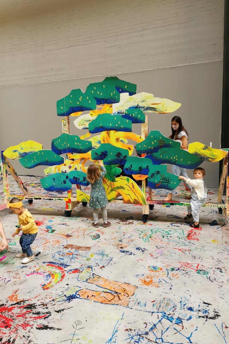 There does not seem to be anything more natural to do inside an #art #gallery than to collectively #draw. There is a different appreciation of the #museum #collections after taking part in 
UNIQLO #TatePlay: Mega Please Draw Freely, by #artist @Arakawa_Ei #SundayFunday @Tate