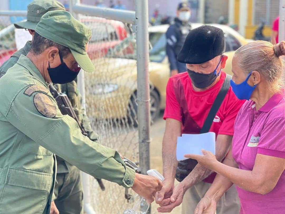 PartidoPSUV's tweet photo. En Barinas la militancia ha salido con gran civismo a participar en las Elecciones Primarias Abiertas del PSUV. 

En la entidad hay 201 centros electorales nucleados, donde se están cumpliendo con todas las medidas de bioseguridad. 

#EpaPSUV2021 
@BarinasPsuv https://t.co/6EIVAoWGCm