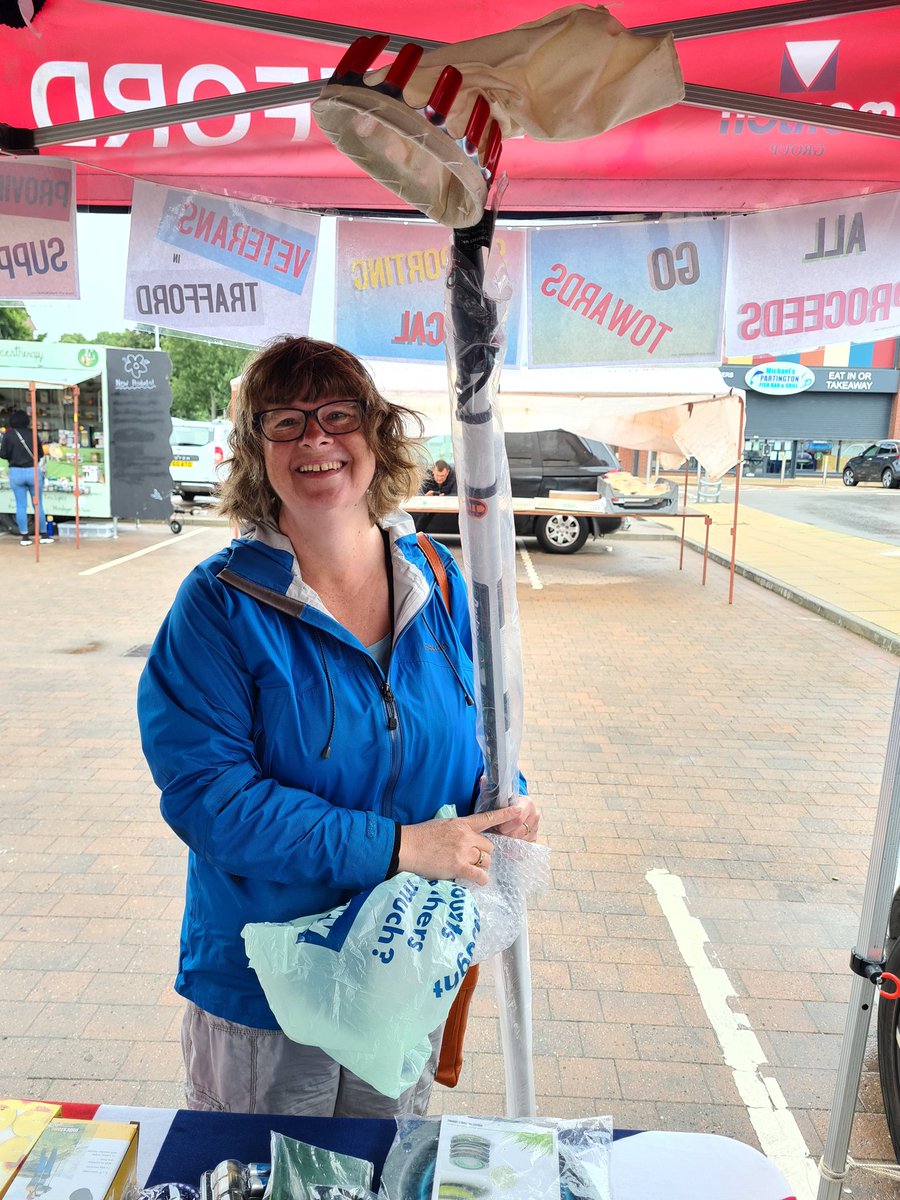 CLW4158's tweet image. A busy weekend for us @TraffordVetsUK we had a few veterans and visitors to our market stall, we also delivered a mobility walker and 2 food parcels. 
Huge thanks to @SuzanneGWK from Groundwork and Jill and Alicia from @ethicaled for visiting too.