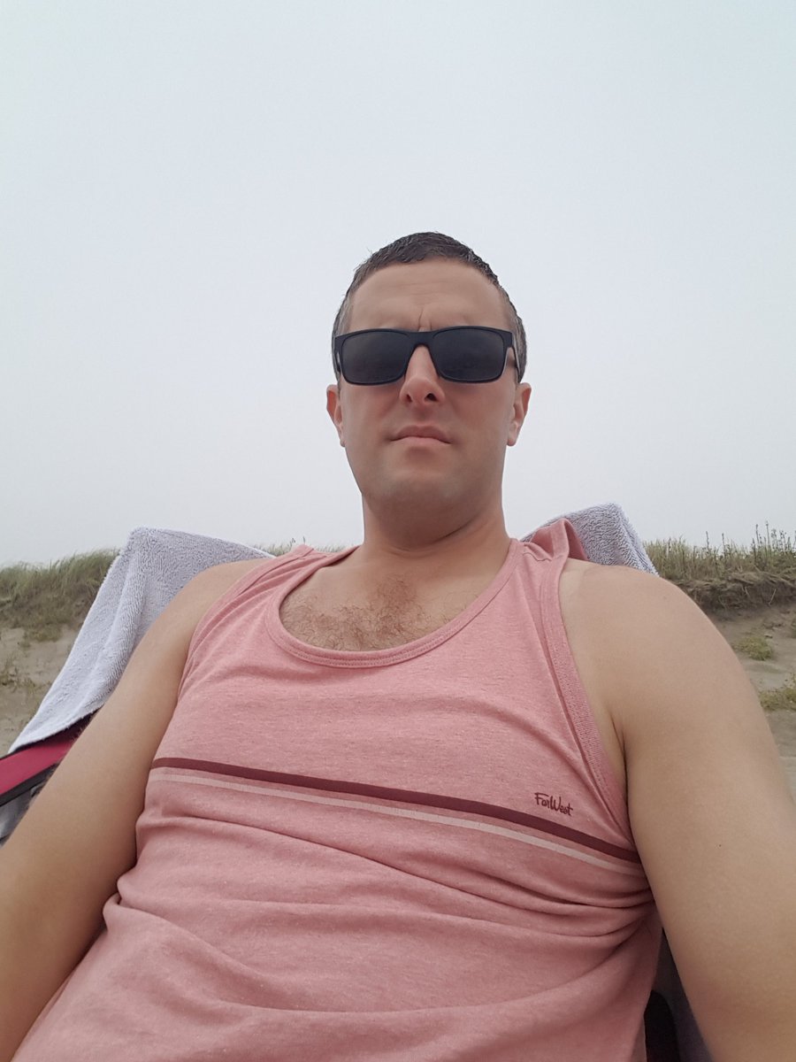 Robbieiscanuck's tweet photo. Beach day https://t.co/Hy8sDMymS2
