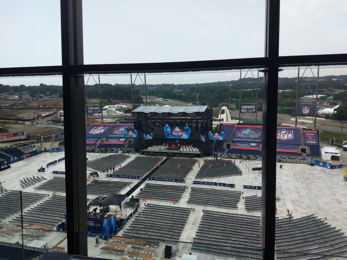 mpopovichREP's tweet photo. Back again for another round of enshrinement speeches. Tonight we'll hear from the Class of 2021. Expected to be joined by half the state of Indiana shortly. #PeytonsPlace https://t.co/eA2z1b2VjD