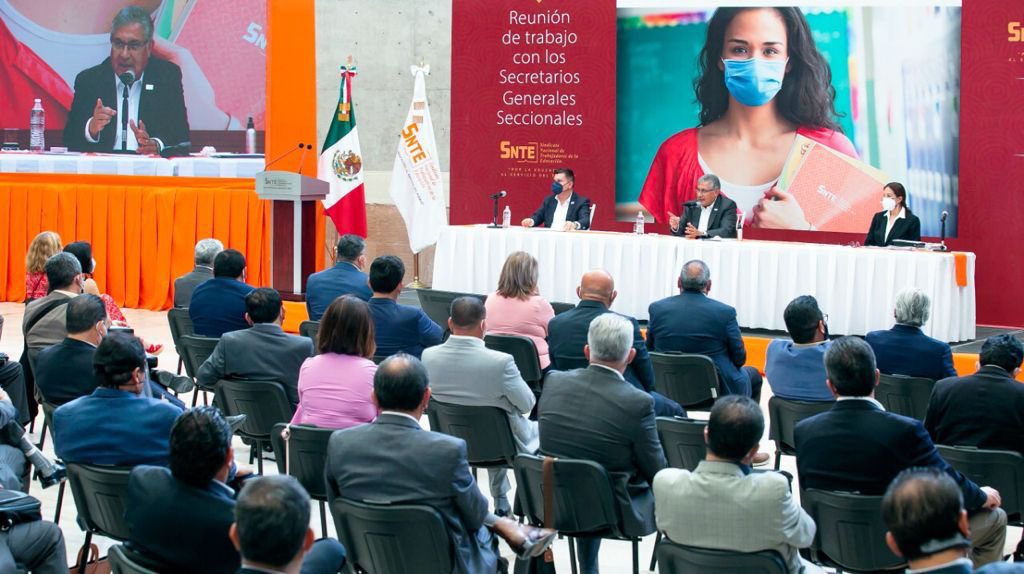 SECCION4SNTE's tweet photo. #SNTEconMéxico 👩‍🏫🇲🇽👨‍🏫

🟠 Emprende el #SNTE 🍎📚 Jornada Nacional en Apoyo al Regreso Seguro a las Escuelas 🧑‍🤝‍🧑🏫 El objetivo es lograr un regreso a clases presenciales ordenado ✔️ responsable ✔️ y cuidadoso ✔️

Leer nota 👉 https://t.co/lpCbOJJTgX 📜 https://t.co/Amx3e7ivAV