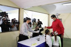 #EnFotos📸| Así ejerció el Pdte. <a href="/NicolasMaduro/">Nicolás Maduro</a> ejerció su derecho al voto en las Elecciones Primarias Abiertas del PSUV, en compañía de la Primera Combatiente 
<a href="/ConCiliaFlores/">Cilia Flores</a>.