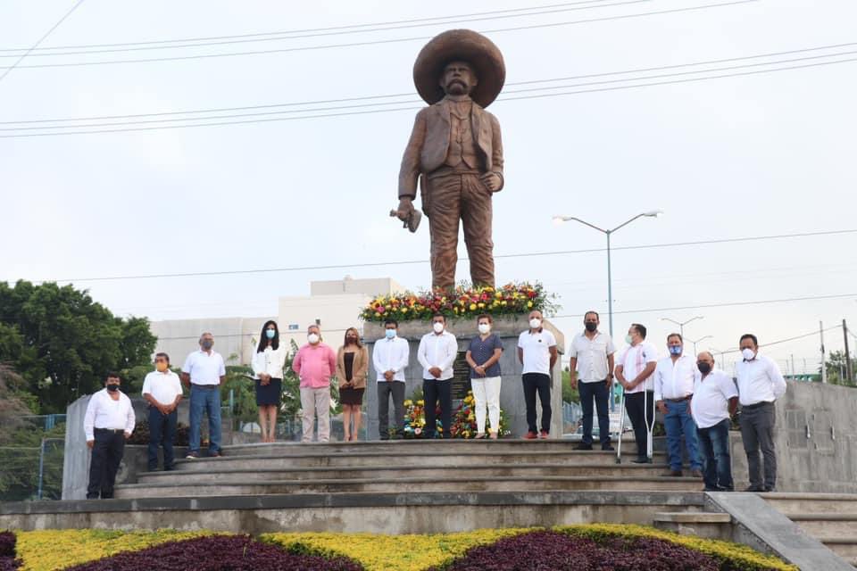 ZapataGob's tweet photo. Comenzamos la conmemoración del natalicio del Gral. Emiliano Zapata, depositando una ofrenda floral en su estatua. Misma que da la bienvenida al municipio que lleva su nombre https://t.co/7zATwTpOBr
