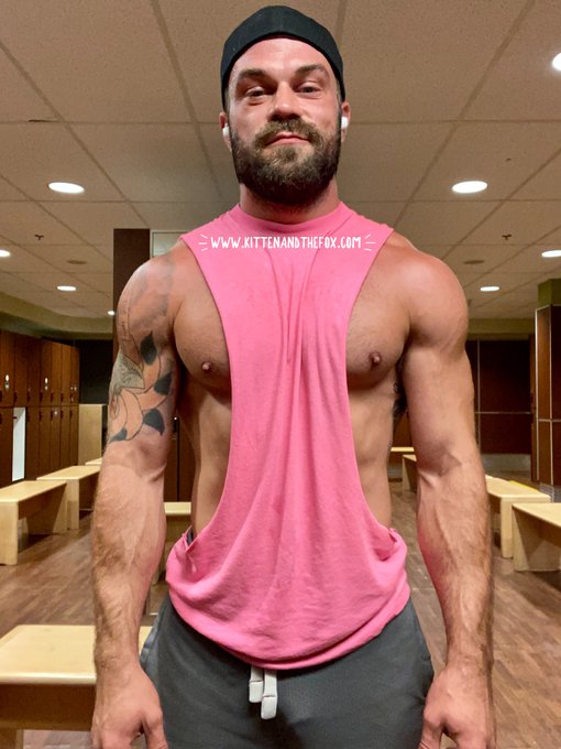 Tasteful Side Boob ? @scallysex @thexxlmen @HotMaleStuds @GAYXXXBLOG @theQueerPig @QueerMeNow @HotGuyZone