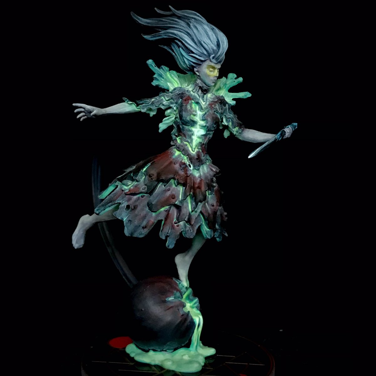 minus_tom's tweet photo. Gutter Wych from @threeofghosts all finished up! She was a weird mini to paint but I’m pretty happy with the effect in the end :) #ThreeOfGhosts #MiniaturePainting #PaintingMiniatures #Tabletop #BoardGames #Miniatures #GrimDark #SurvivalHorror #WaitsInGraves #Warmongers https://t.co/rxSW0Zorug
