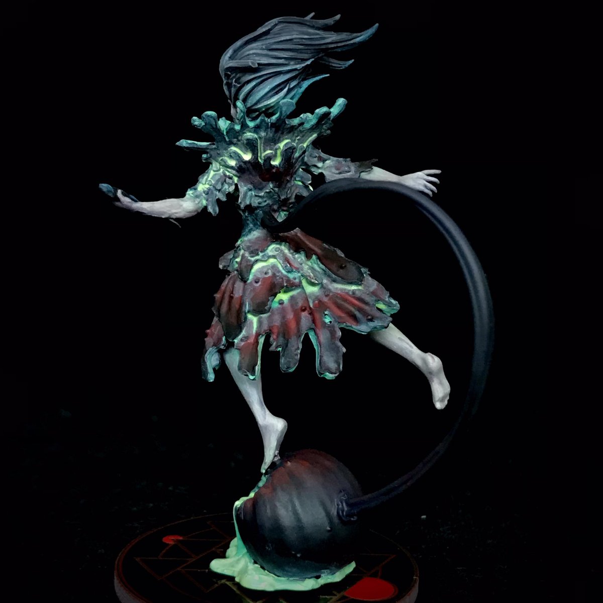 minus_tom's tweet photo. Gutter Wych from @threeofghosts all finished up! She was a weird mini to paint but I’m pretty happy with the effect in the end :) #ThreeOfGhosts #MiniaturePainting #PaintingMiniatures #Tabletop #BoardGames #Miniatures #GrimDark #SurvivalHorror #WaitsInGraves #Warmongers https://t.co/rxSW0Zorug
