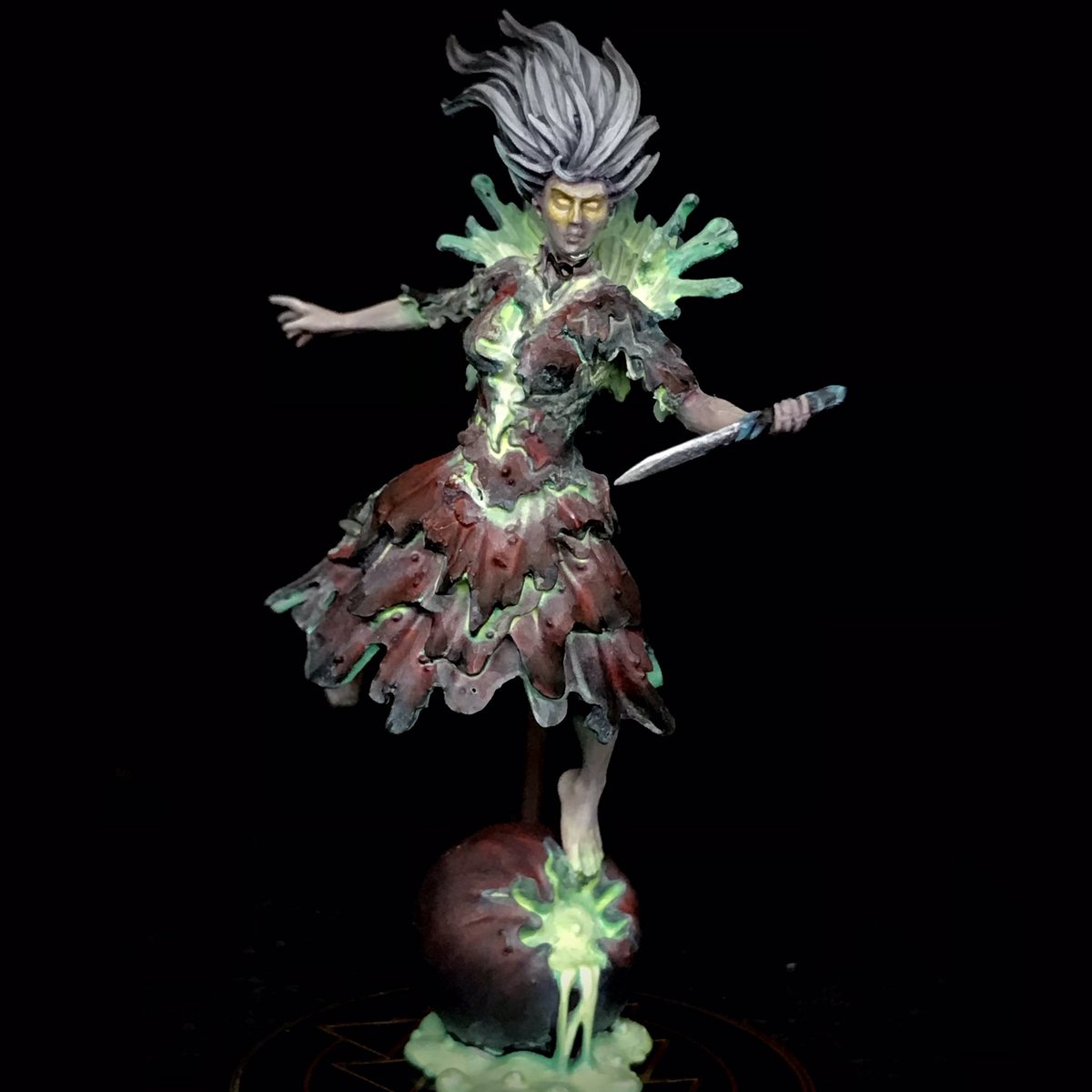 minus_tom's tweet photo. Gutter Wych from @threeofghosts all finished up! She was a weird mini to paint but I’m pretty happy with the effect in the end :) #ThreeOfGhosts #MiniaturePainting #PaintingMiniatures #Tabletop #BoardGames #Miniatures #GrimDark #SurvivalHorror #WaitsInGraves #Warmongers https://t.co/rxSW0Zorug