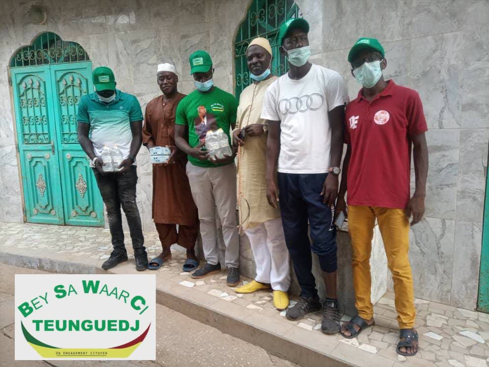 BeyWaar's tweet photo. Dans le cadre de son programme de SENSIBILISATION CONTRE la  Covid19  , les jeunes du mouvement Beysawaar ci Teunguedj du Président Abdou Karim Mbengue procèdent ce week-end à la distribution de gels et masques dans les mosquées.
Ensemble luttons contre la Covid 19. 
#beysawar https://t.co/Nw9NcuFhro
