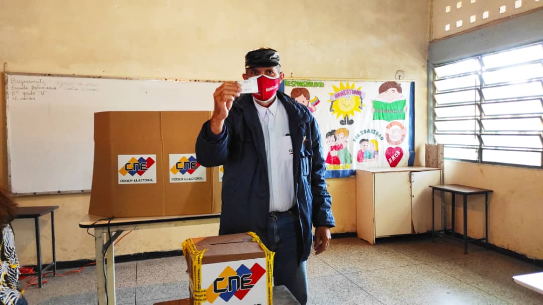 Desde la Escuela Bolivariana Santa Isabel de la parroquia Santa Rosa, ejerció el derecho el voto el precandidato a la Gobernación del estado Lara, Jose Mora Siguaraya. #EpaPSUV2021 @PSUVLara_
