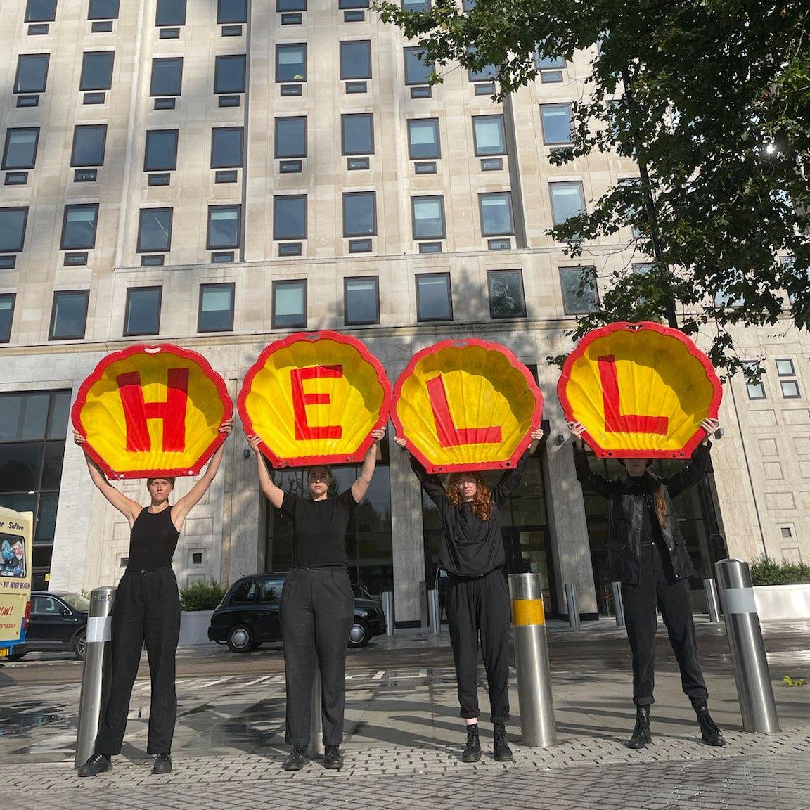 fossilfreeLDN's tweet photo. ⚡BREAKING⚡
 
Activists gather outside Shell HQ with the word 🔥’HELL’ 🔥inscribed on plastic shells, to demand that the U.K government and the world's 7th biggest polluter, Shell,  stop drilling us further into hell with the new Cambo oil field #StopCambo #ShellDrillsHell https://t.co/DH7phmaVXa