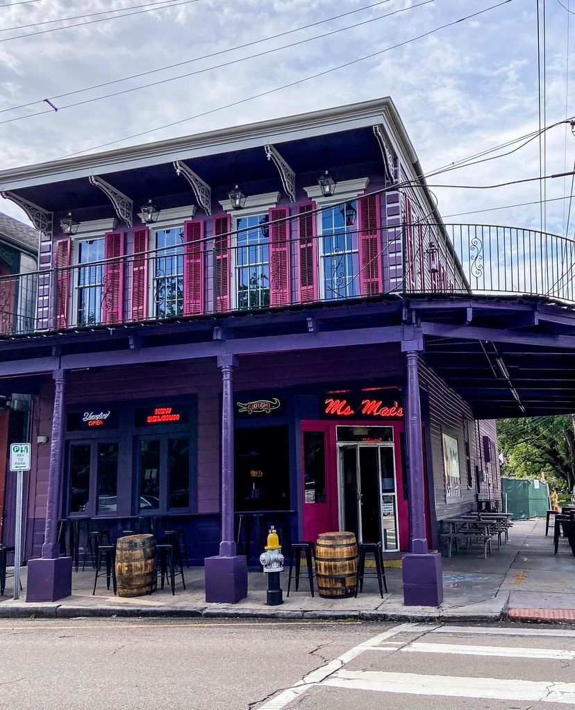 MagazineStreet's tweet photo. A #magazinestreet icon 😍 @theclub_msmaes What is your favorite Magazine Street dive bar?

Photo by: @wearebabesxo https://t.co/bBnTrh5XTD