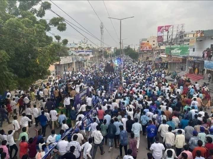 BSP_YouthWing's tweet photo. तैलांगना में आज पूर्व आईपीएस अधिकारी #Praveenkumar जी ने लाखों लोगों के साथ की बसपा ज्वाइन..! ✊🏻🐘✊🏻
@Mayawati
@anandkumarbsp
@AnandAkash_BSP
#RSPJoinBSP #Nation_Wants_BehanJi https://t.co/jxXreTHNd4
