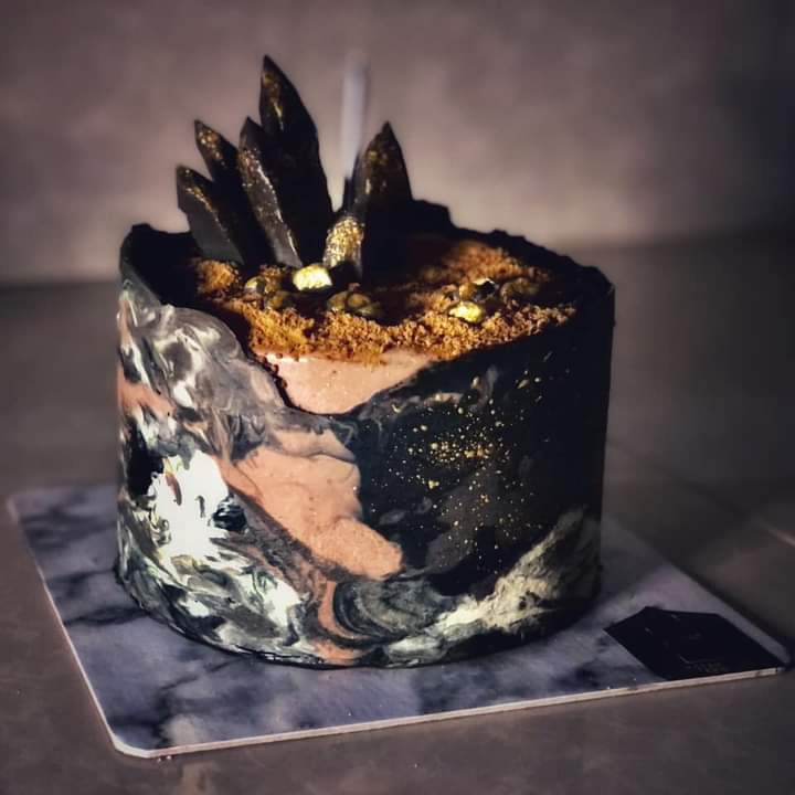 RSPatisserie's tweet photo. Our signature moist chocolate luxury cake with italian buttercream frosting 👌
#LuxuryCakes #ItalianButtercreamFrosting #Cakes #FaultLineCakes #marbledcake #moistchocolatecake #socorrocakes #cakedesign #homemade #business https://t.co/f7Q91xO8if
