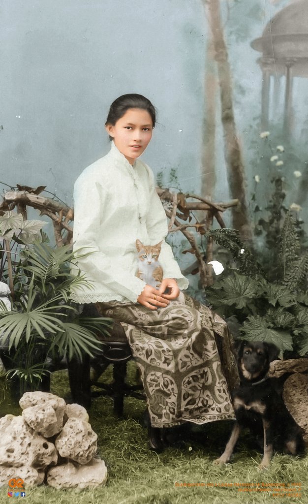 dikolloran's tweet image. Studioportret van S Louise Hermann te Buitenzorg, c 1910.

Author: Hermann P

KITLV 181583

#Bogor #colorizing #colorisation #colorizedhistory #indonesia